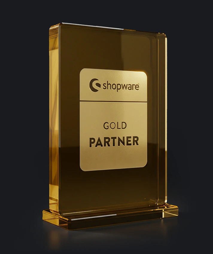 Shopware Gold Partner Auszeichnung als goldener Glasblock auf dunklem Hintergrund