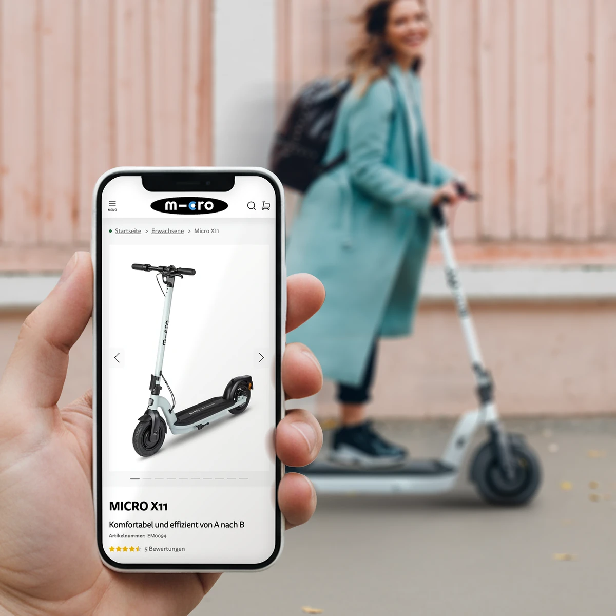 Mobile Micro E-Commerce-Oberfläche mit der Produktseite für den E-Scooter „MICRO X11“ vor einem Lifestyle-Hintergrund mit Fahrerin