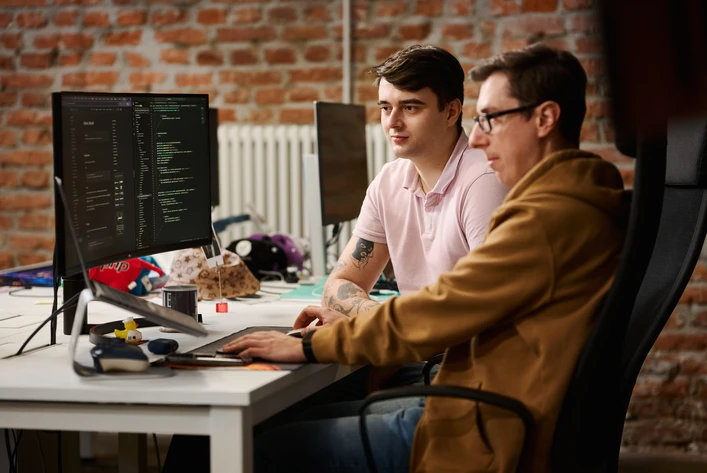 Entwickler programmieren und optimieren eine E-Commerce-Plattform