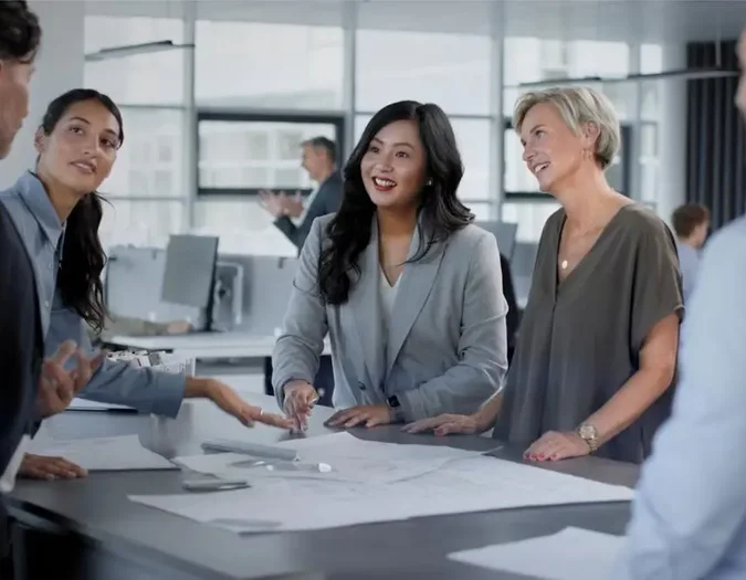 Karrierevideo mit Team im Büro bei Zusammenarbeit