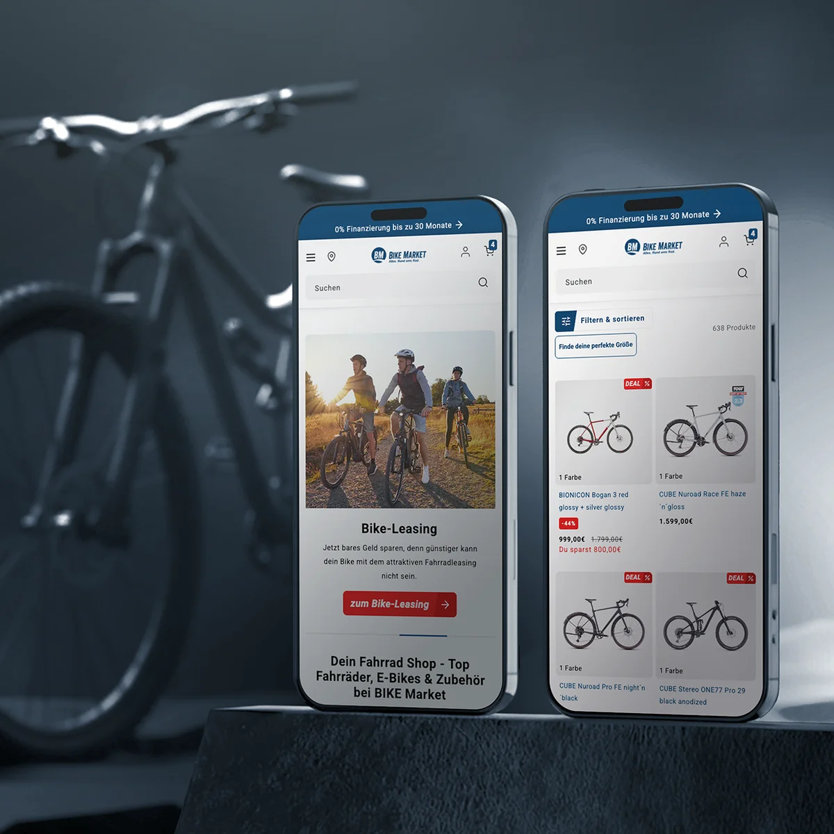 Mobile BIKE MARKET E-Commerce-Oberflächenvorschau auf zwei Smartphones mit Informationen zum Bike-Leasing und einer Produktauflistung für Gravelbikes und Mountainbikes neben einem Fahrrad in einem Studio-Ambiente
