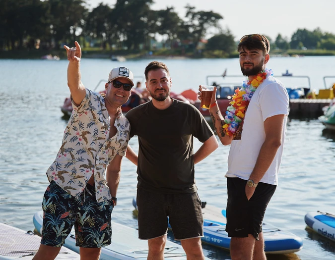 Kollegen genießen Drinks am See
