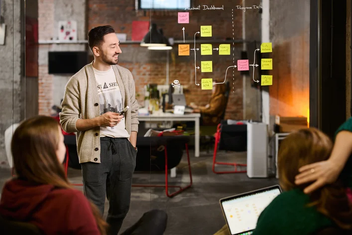 UX-Team analysiert komplexe Interface-Strukturen im Workshop