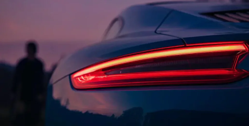 Nahaufnahme eines Autorücklichts in Bewegung