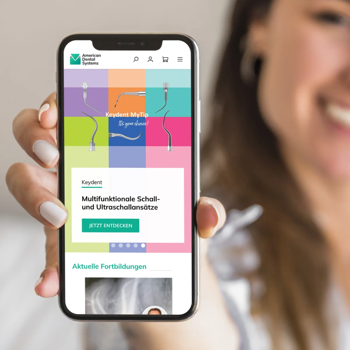 Mobile American Dental Systems E-Commerce-Oberfläche auf einem Smartphone, das von einer Frau gehalten wird und professionelle zahnärztliche Instrumente zeigt