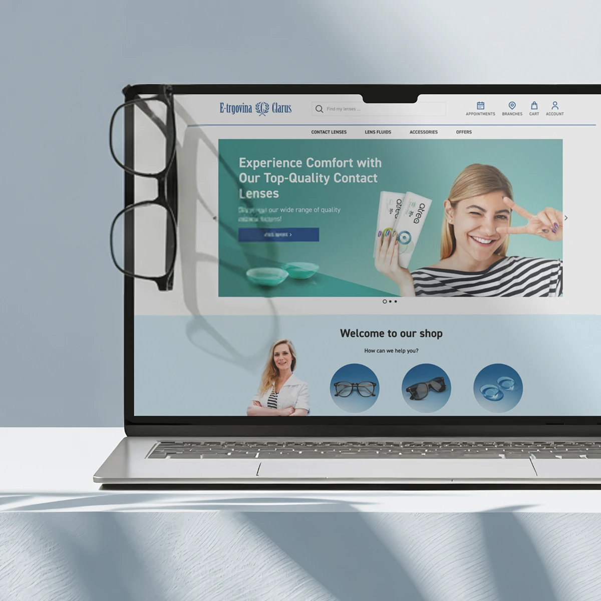 E-trgovina Clarus E-Commerce-Website-Vorschau auf einem Laptop mit hochwertigen Kontaktlinsen und verschiedenen Brillen-Kategorien wie Brillen und Sonnenbrillen
