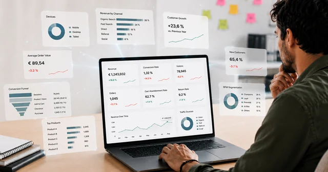 Person analysiert E-Commerce-Kennzahlen auf mehreren Dashboards am Bildschirm