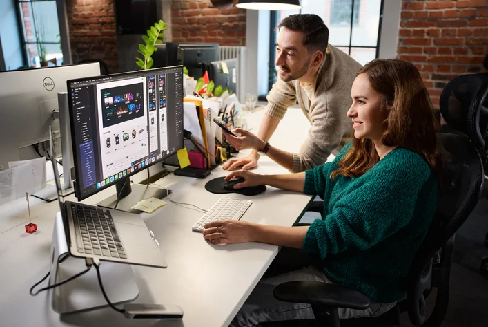 Designer arbeitet an einem modernen Shop-Interface