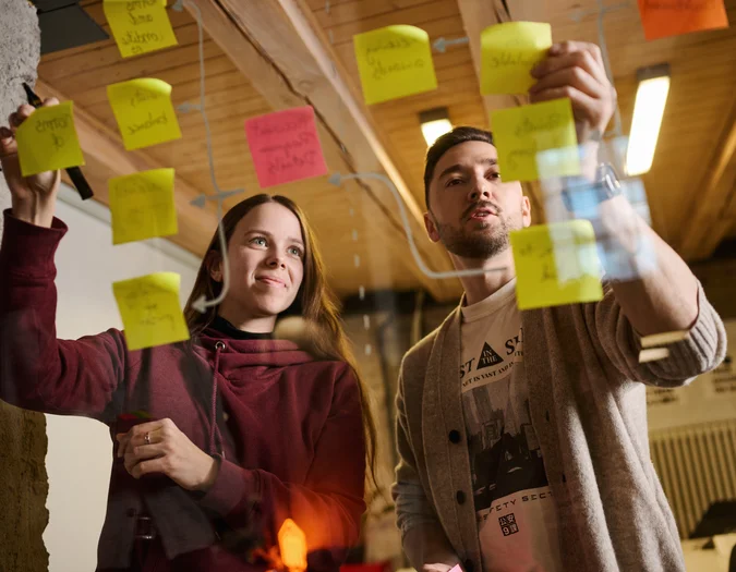 Team beim Brainstorming mit Post-its