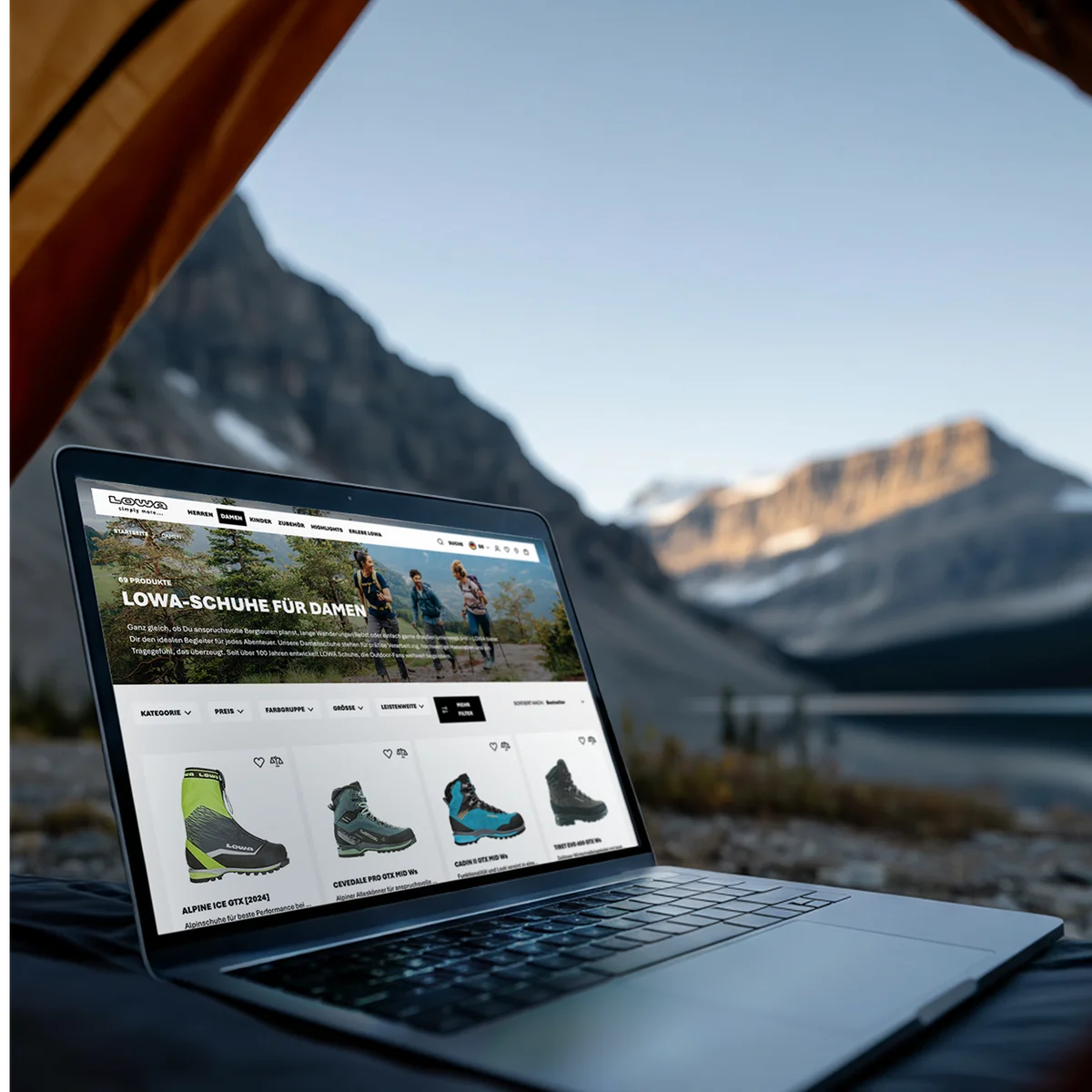 Lowa E-Commerce-Website-Vorschau auf einem Laptop mit Outdoor-Schuhkollektion in einer malerischen Bergkulisse