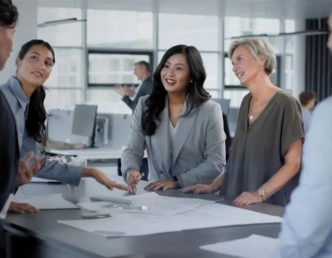 Karrierevideo mit Team im Büro bei Zusammenarbeit