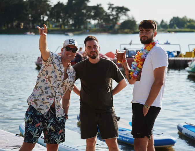 Kollegen genießen Drinks am See