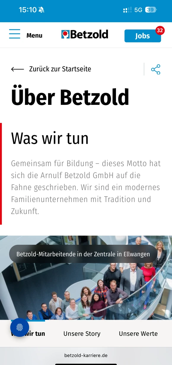 Mobile Betzold-Benutzeroberfläche mit der Karriereseite „Über Betzold“ sowie einem Gruppenfoto der Mitarbeitenden in der Zentrale in Ellwangen