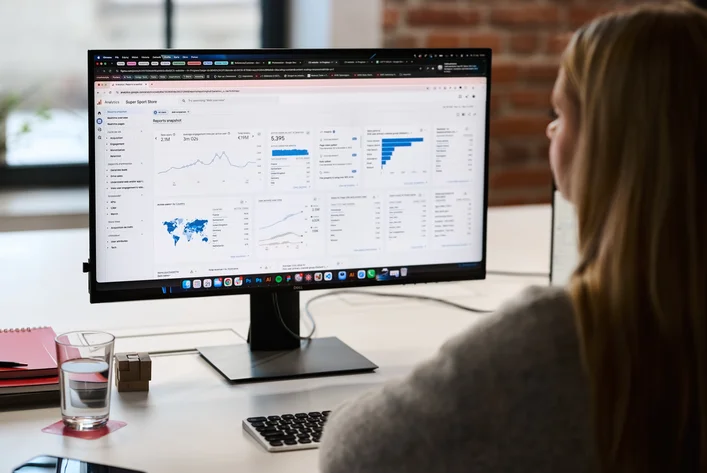 Analyse eines E-Commerce-Performance-Dashboards am Desktop
