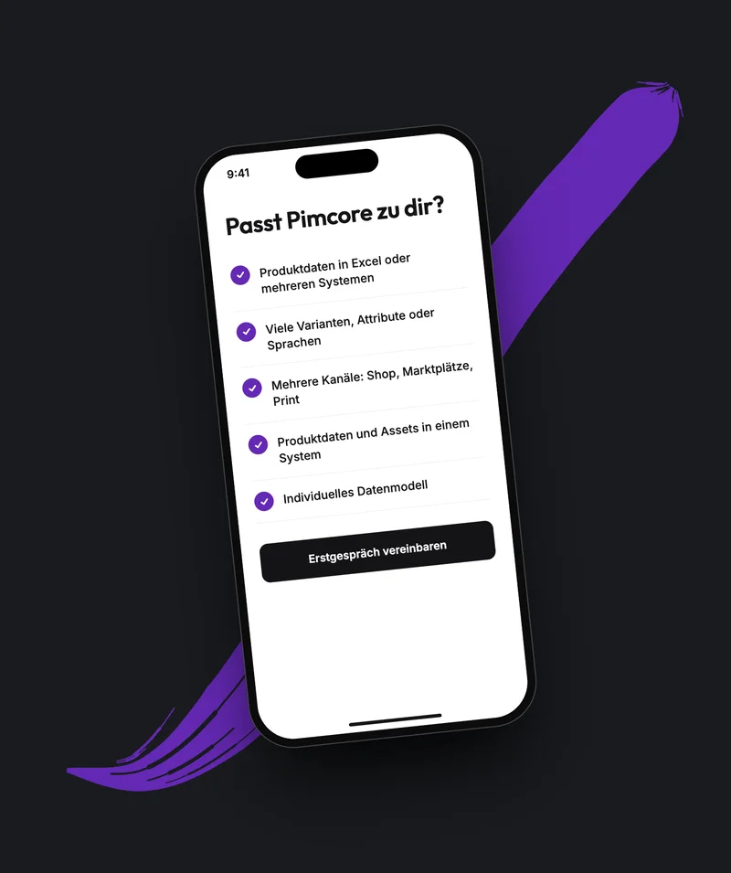 Smartphone mit Checkliste „Passt Pimcore zu dir?“ und fünf erfüllten Kriterien vor einem lila Pinselstrich