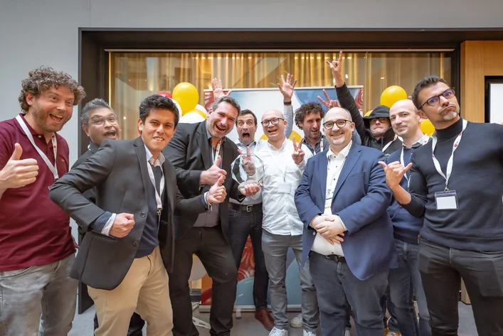 Ein Teil des creativestyle Teams feiert gemeinsam den Erfolg