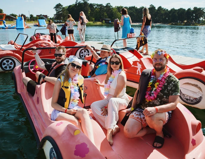 Spaß im Tretboot beim Teamevent