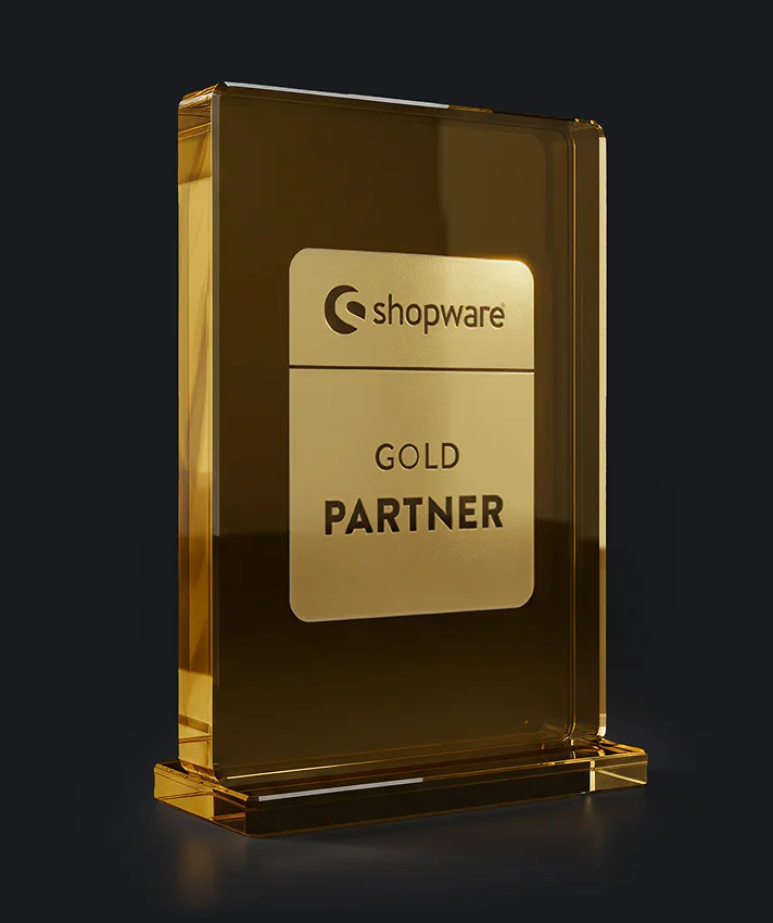 Shopware Gold Partner Auszeichnung als goldener Glasblock auf dunklem Hintergrund
