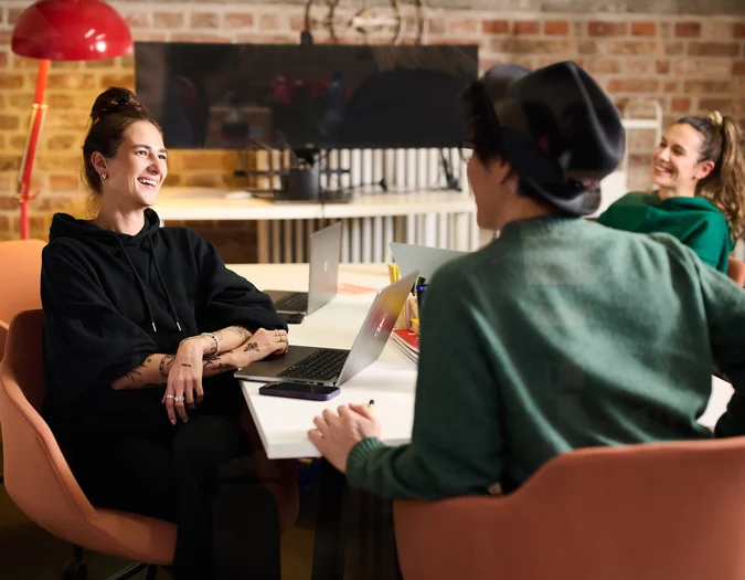 Teammitglieder bei einem kreativen Meeting