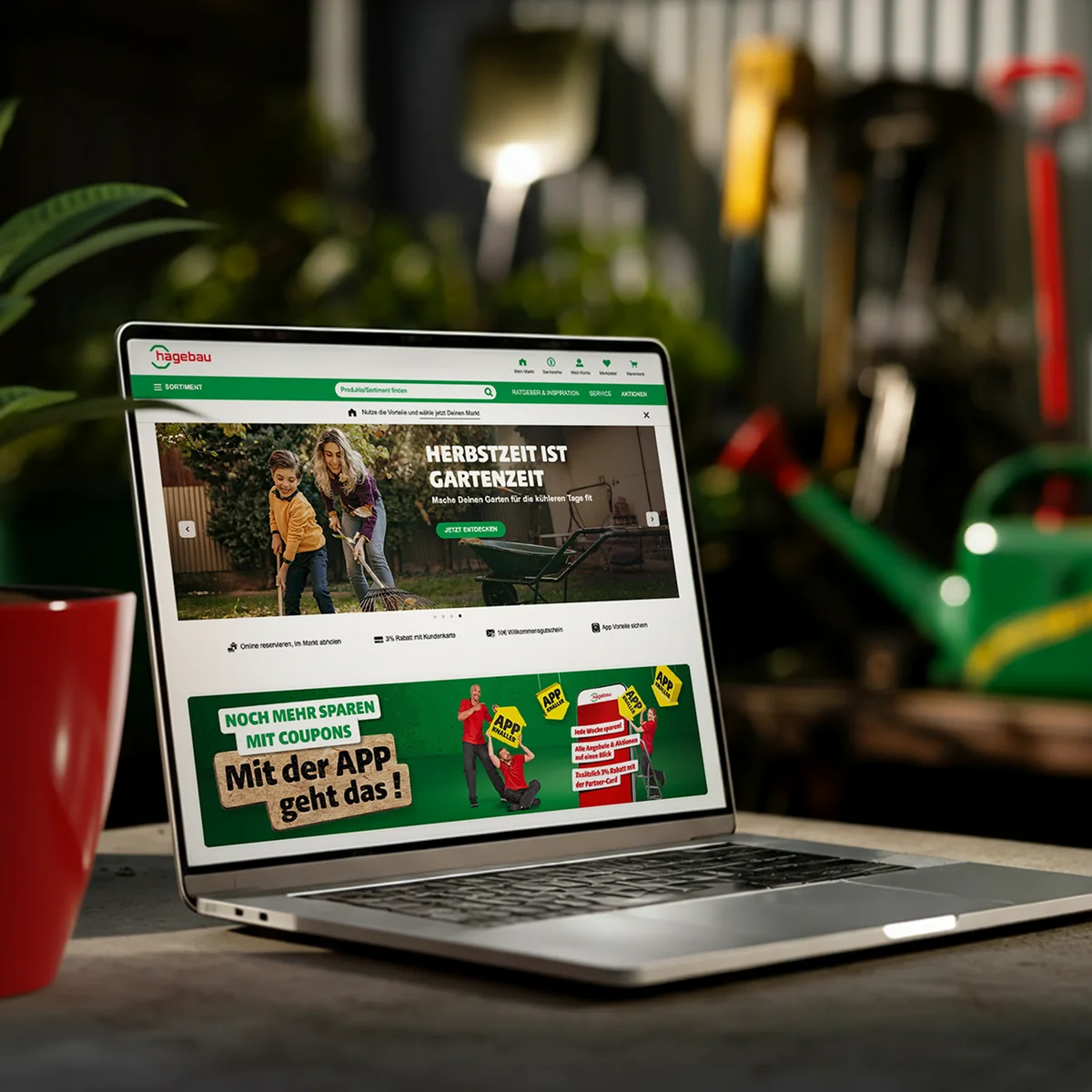 Hagebau E-Commerce-Website-Vorschau auf einem Laptop mit saisonalen Gartenangeboten und App-Aktionen in einem Garten-Ambiente