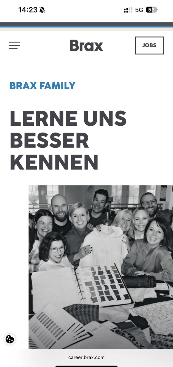 Mobile Brax-Benutzeroberfläche mit der Karriereseite „BRAX FAMILY“ und einem Gruppenfoto des Teams
