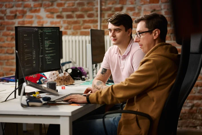 Entwickler programmieren und optimieren eine E-Commerce-Plattform