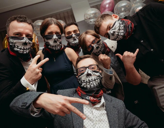 Team-Selfie mit Totenkopf-Halstüchern