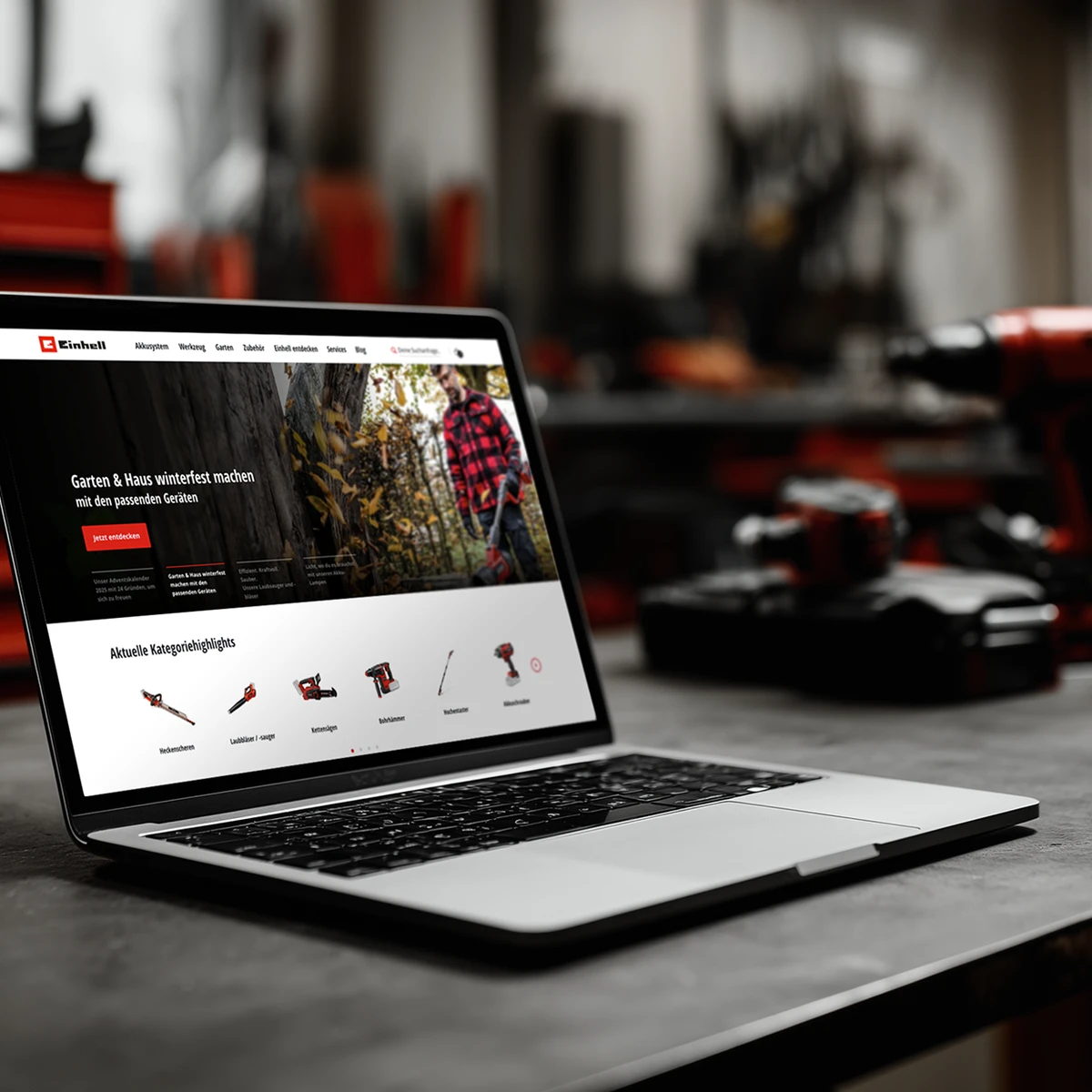 Einhell E-Commerce-Website-Vorschau auf einem Laptop mit Garten- und Heimwerkzeugen