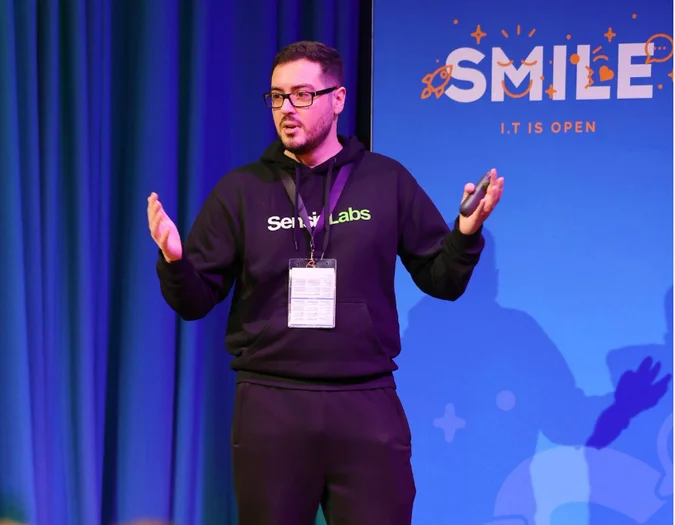 Speaker auf der Bühne zum Symfony-Ökosystem