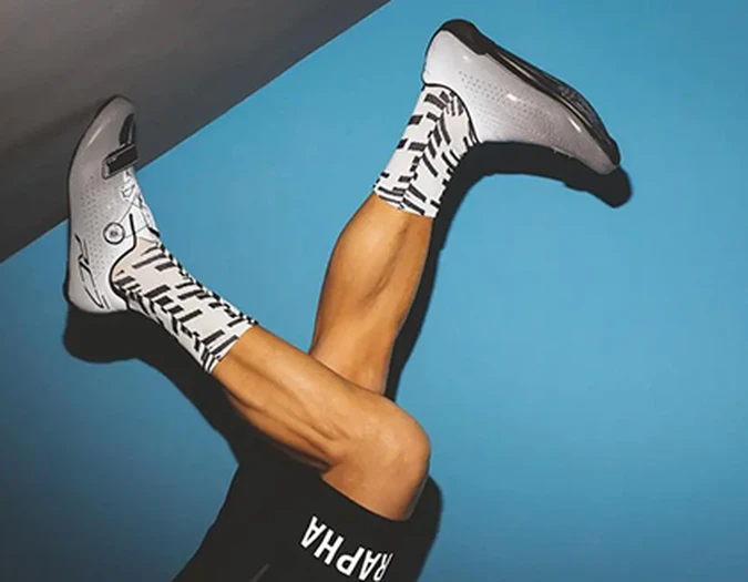 Beine in Bewegung mit Sneakern vor blauem Hintergrund