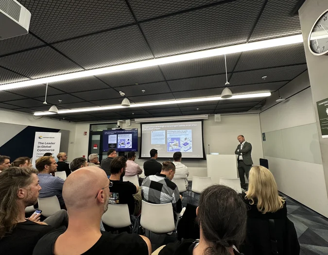 Publikum verfolgt eine Präsentation über E-Commerce- und KI-Integration mit commercetools-Branding