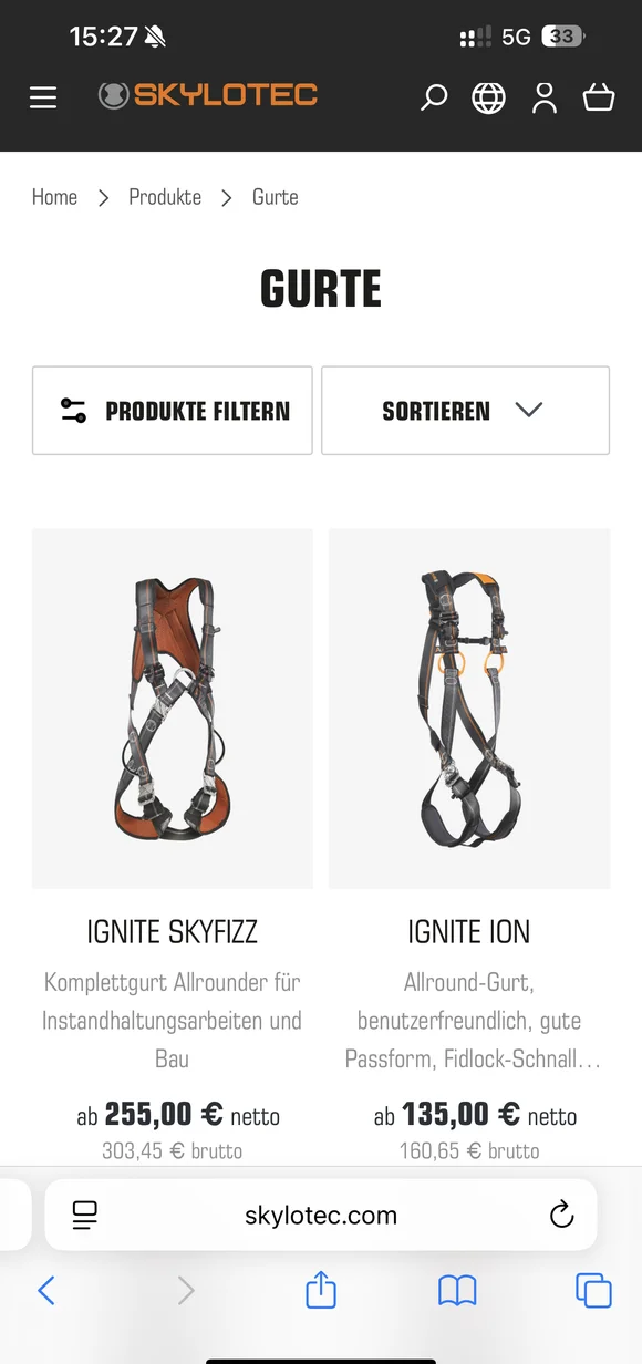 Mobile SKYLOTEC E-Commerce-Oberfläche mit einer Produktauflistung für Auffanggurte, einschließlich der Modelle „IGNITE SKYFIZZ“ und „IGNITE ION“ mit Preisangaben und technischen Kategoriedetails