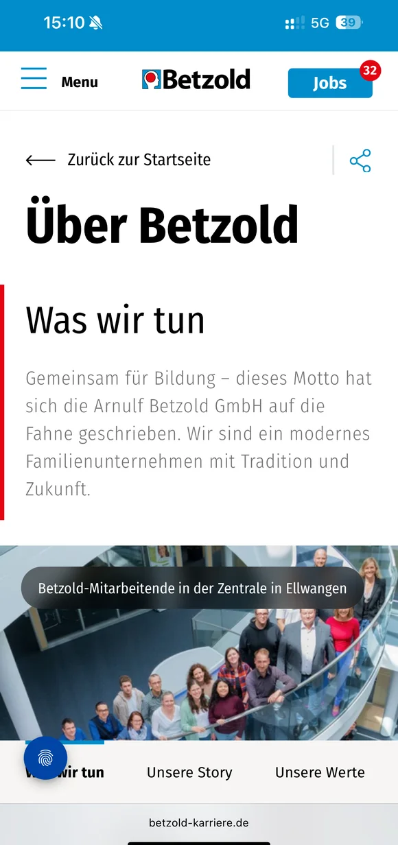 Mobile Betzold-Benutzeroberfläche mit der Karriereseite „Über Betzold“ sowie einem Gruppenfoto der Mitarbeitenden in der Zentrale in Ellwangen