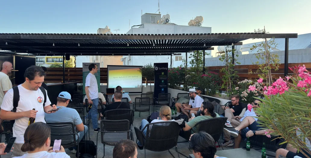 Präsentation auf einer Dachterrasse mit Projektor und einer Symfony-Folie