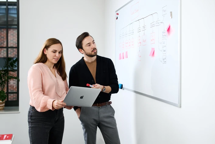 UX-Workshop mit Team bei der Analyse von Nutzerbedürfnissen am Whiteboard