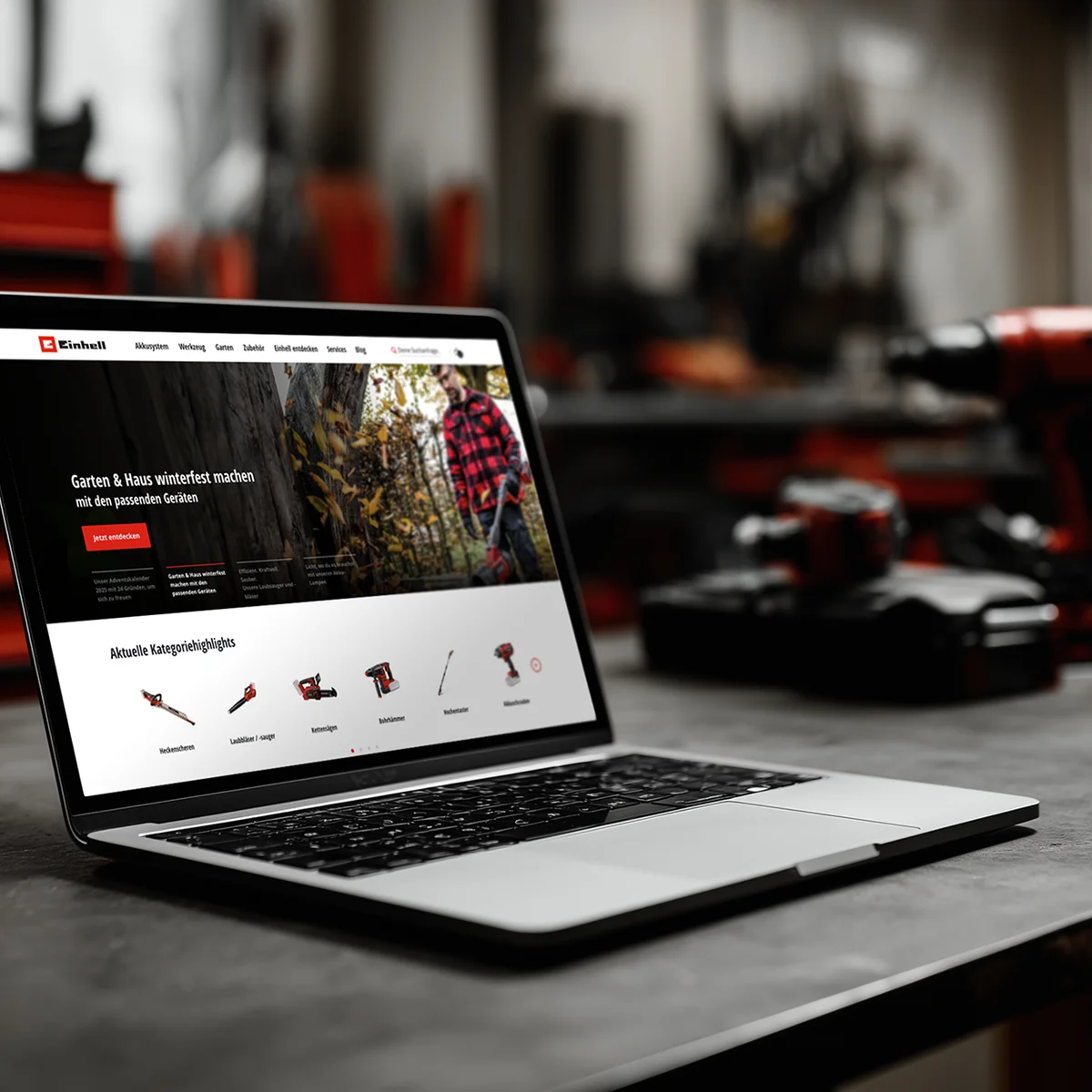 Einhell E-Commerce-Website-Vorschau auf einem Laptop mit Garten- und Heimwerkzeugen