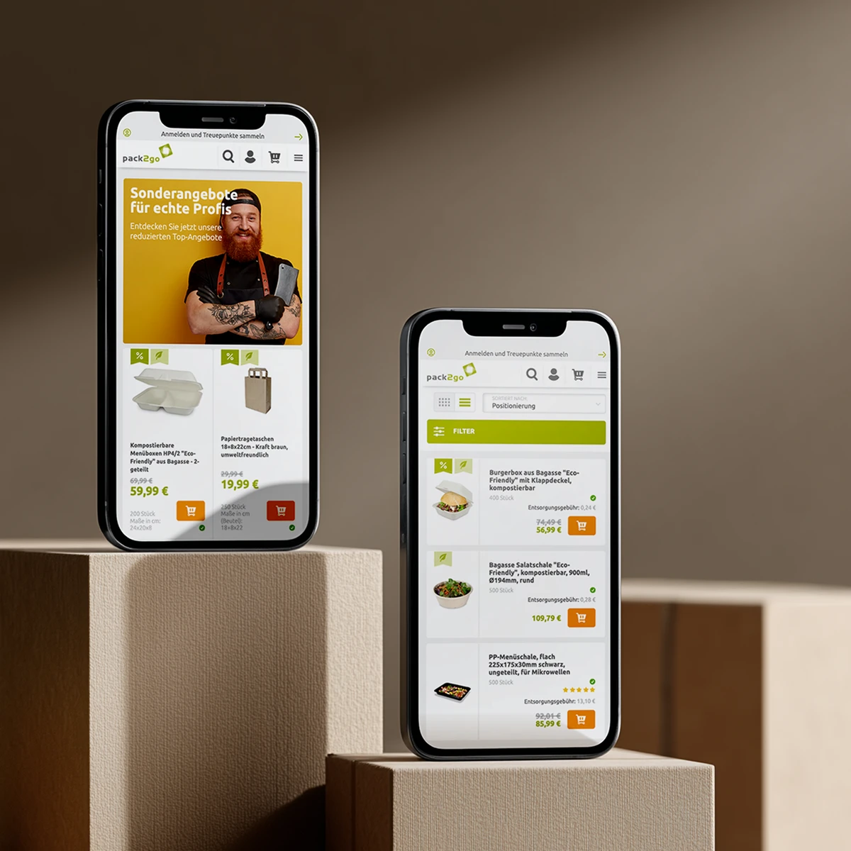 Mobile pack2go E-Commerce-Oberflächenvorschau auf zwei Smartphones mit Sonderangeboten für Profis und einer Produktliste für umweltfreundliche Verpackungen wie Burgerboxen und Salatschalen vor einem Hintergrund aus Kartonagen