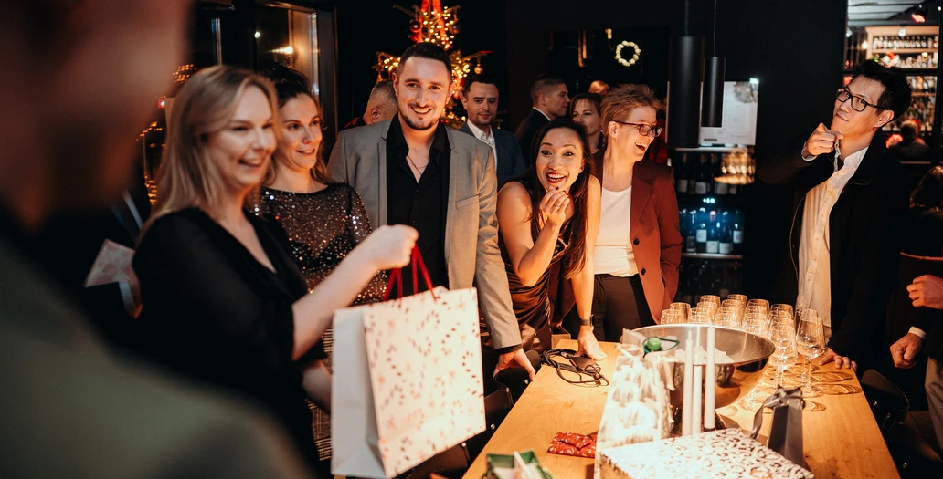 Geschenkübergabe bei einer Firmenfeier